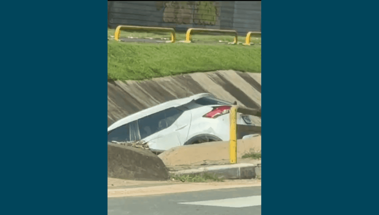 O carro caiu dentro do córrego da Avenida Invernada