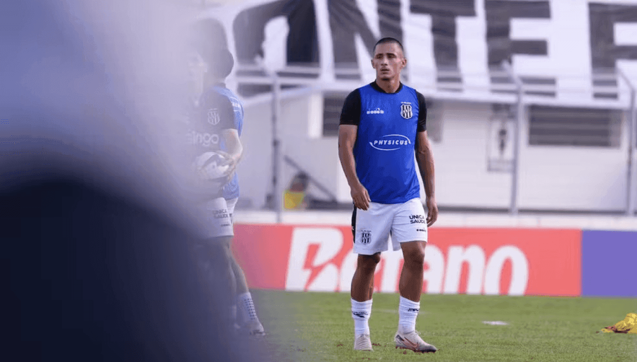 O lateral direito, Júlio, entrou na Justiça e pede recisão de contrato