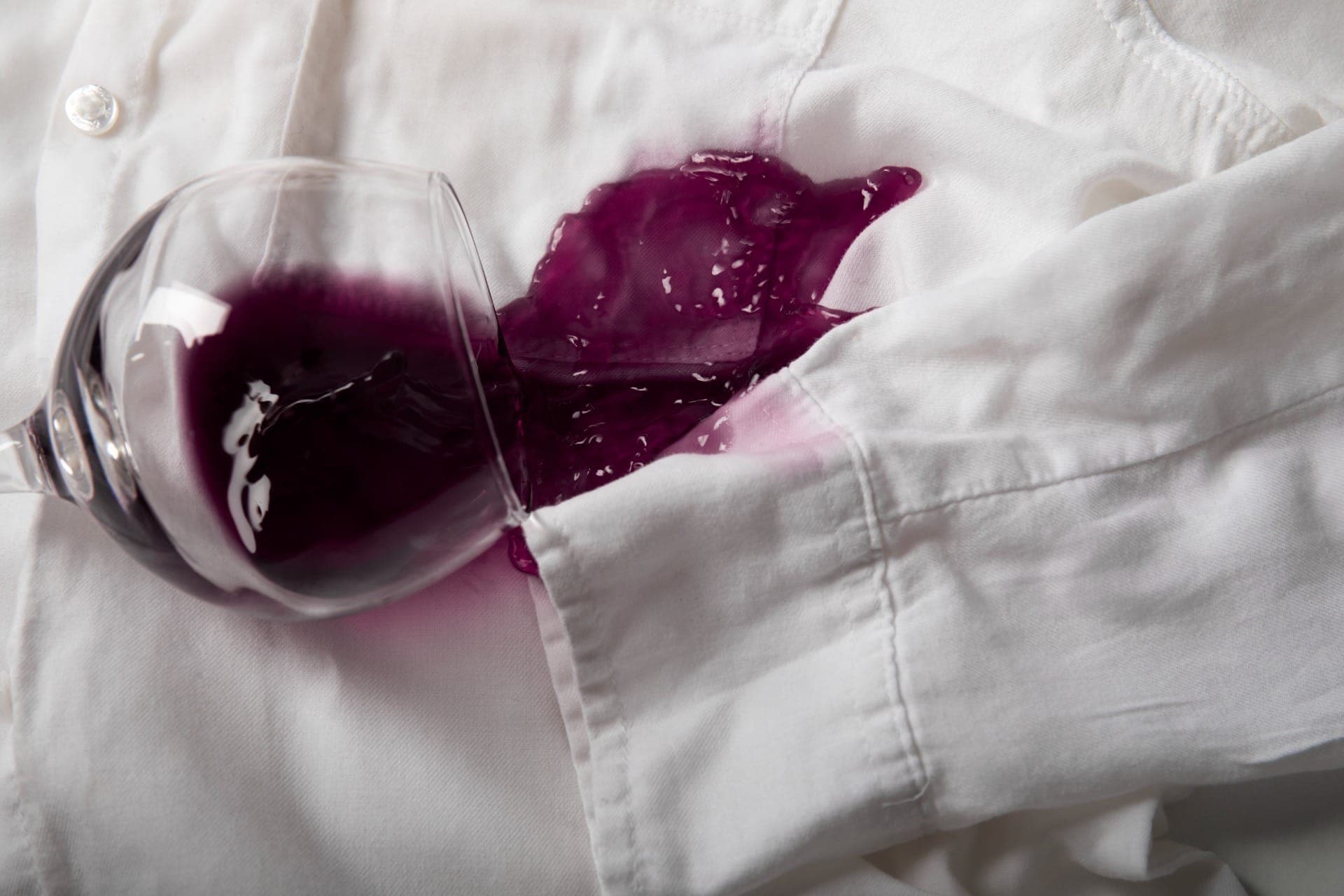 Saiba quais produtos ajudam a tirar manchas de vinho