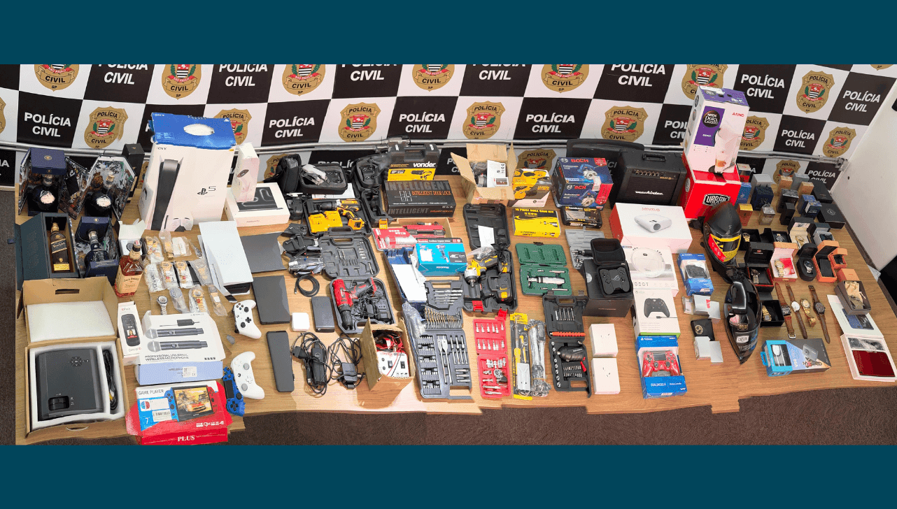 Durante buscas, policiais apreenderam perfumes importados e produtos eletrônicos
