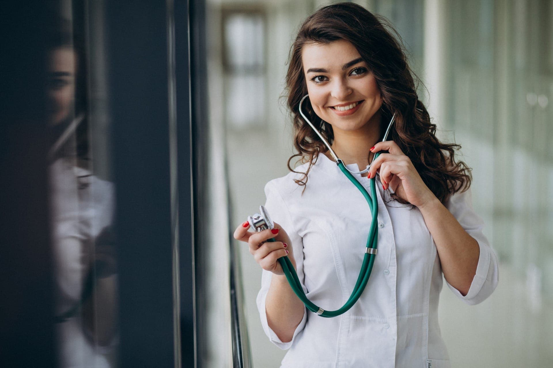 Em média, as médicas especialistas são cinco anos mais jovens que os homens