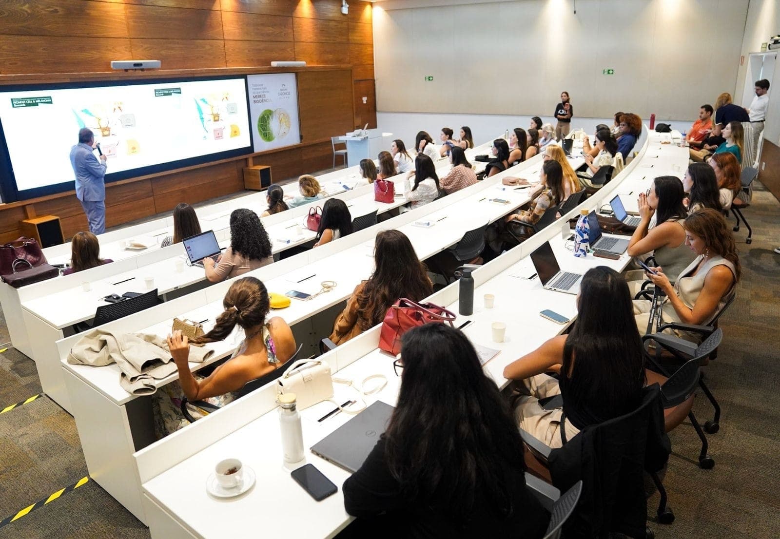 Natura apresenta Chronos Derma a dermatologistas em encontro exclusivo