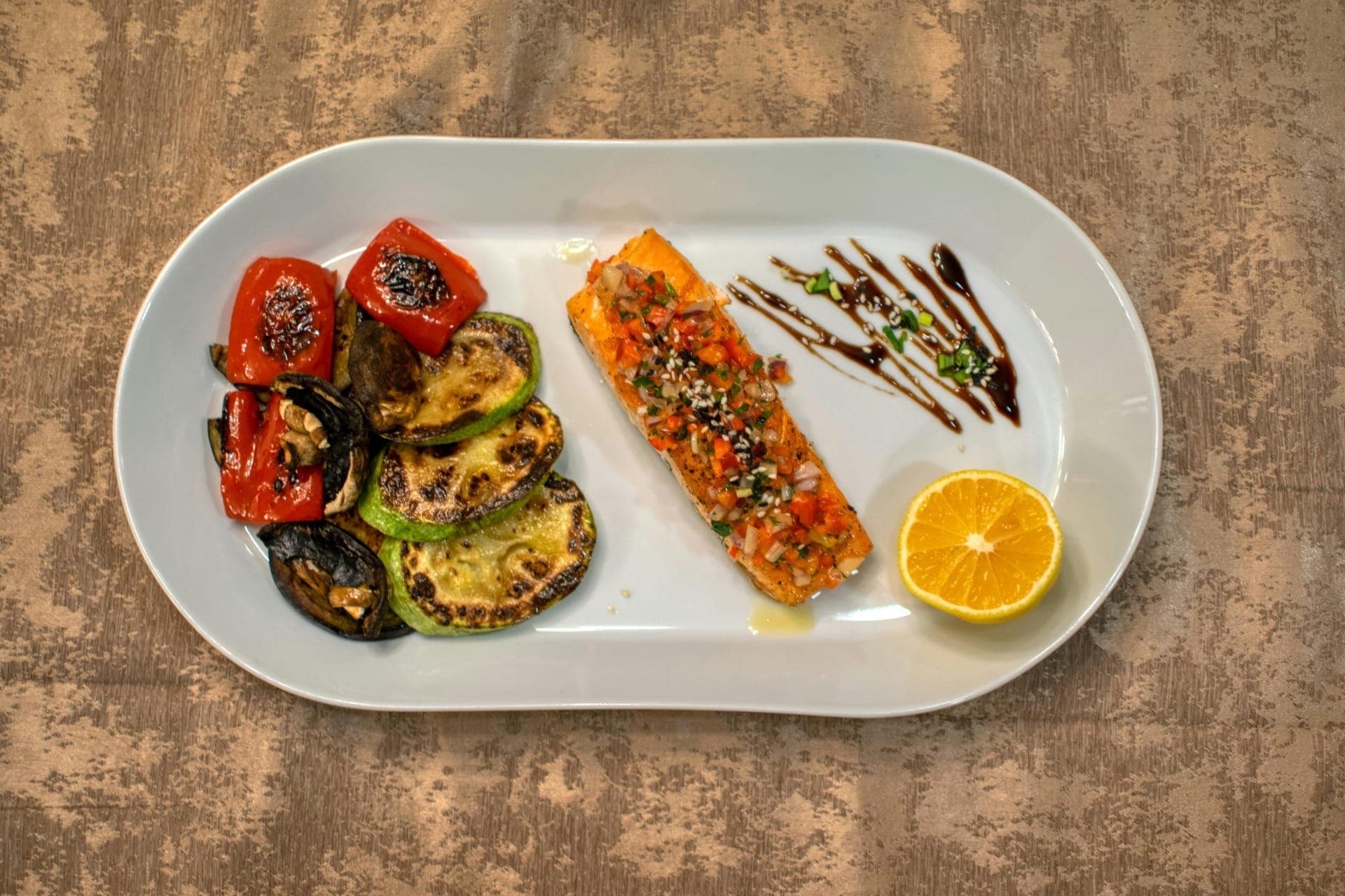 Prato com peixe grelhado e legumes, uma das alternativas de refeição equilibrada durante a Quaresma.
