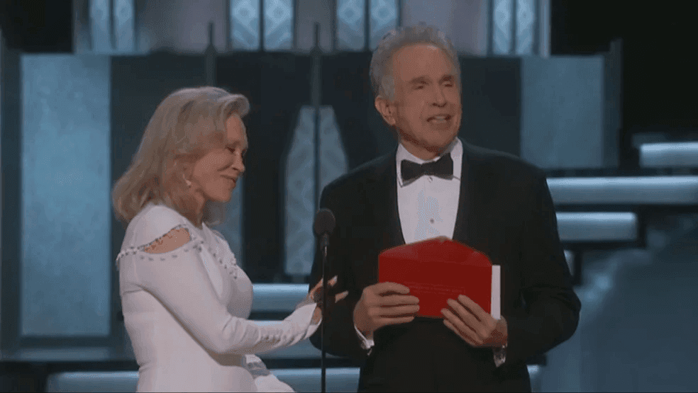 Warren Beaty e Faye Dunaway anunciam La La Land como Melhor Filme de 2017