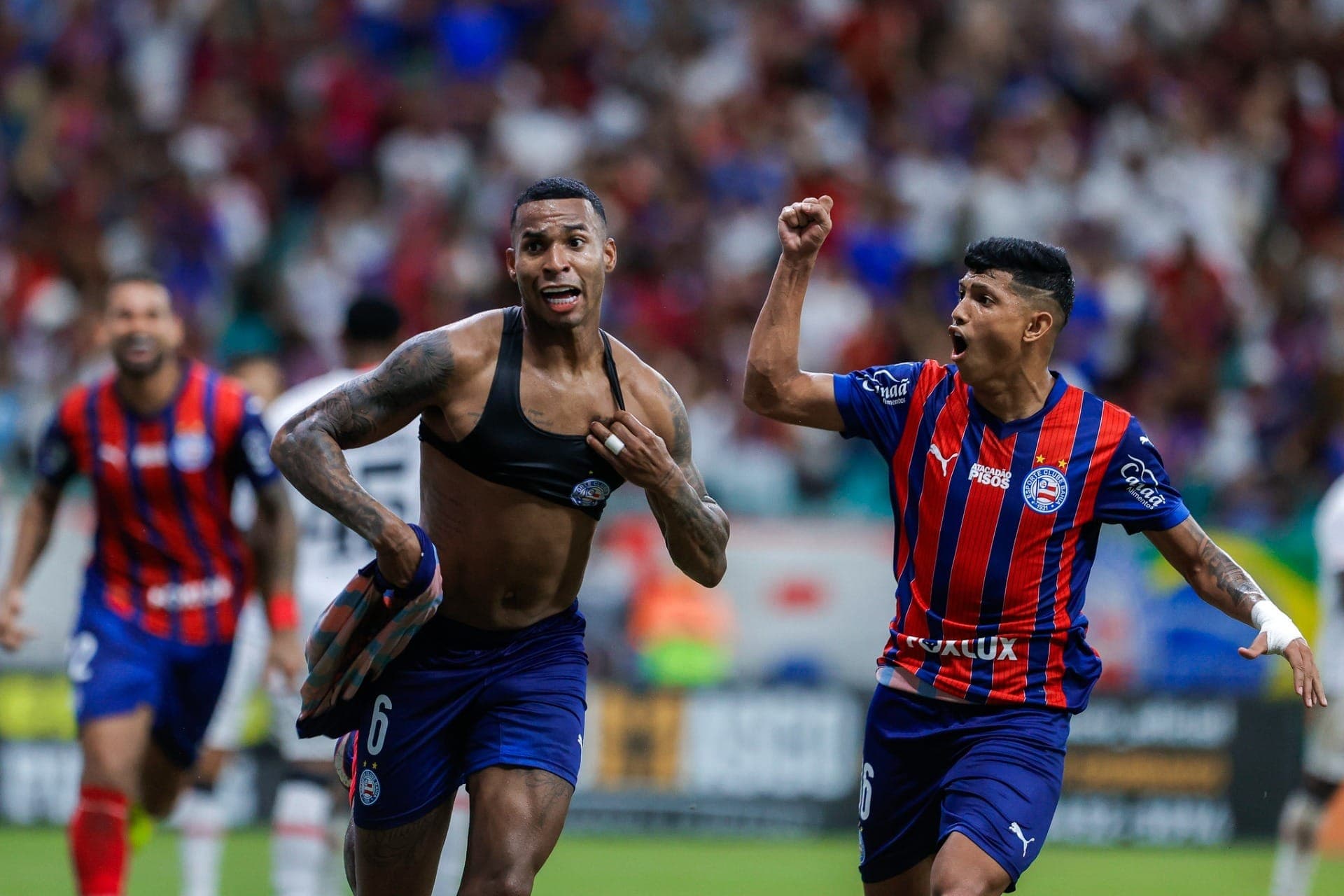 Bahia comemora um dos gols anotados por Jean Lucas