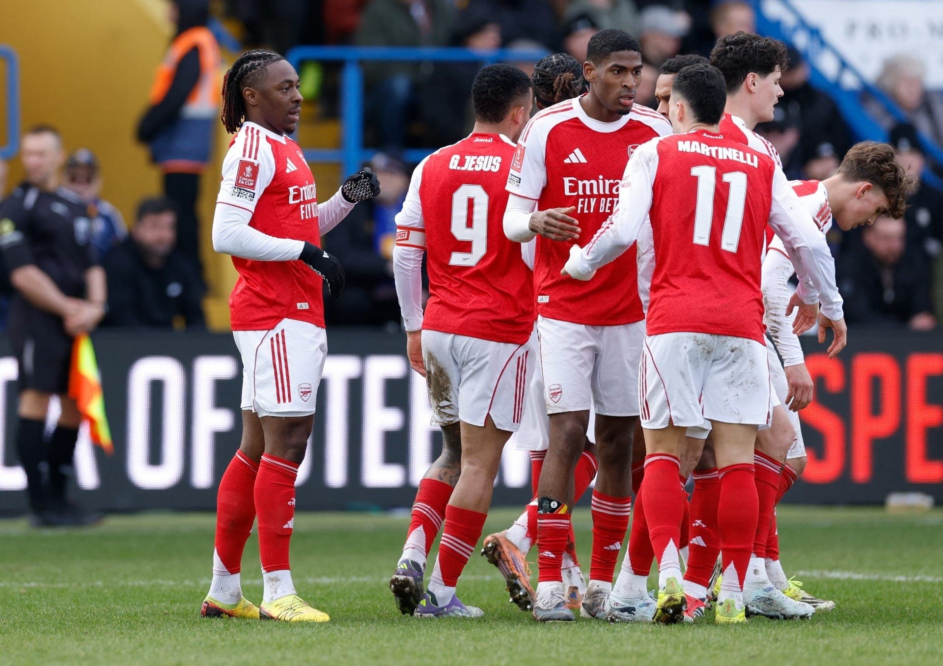 Jogadores do Arsenal comemorando gol na vitória contra o Mansfield