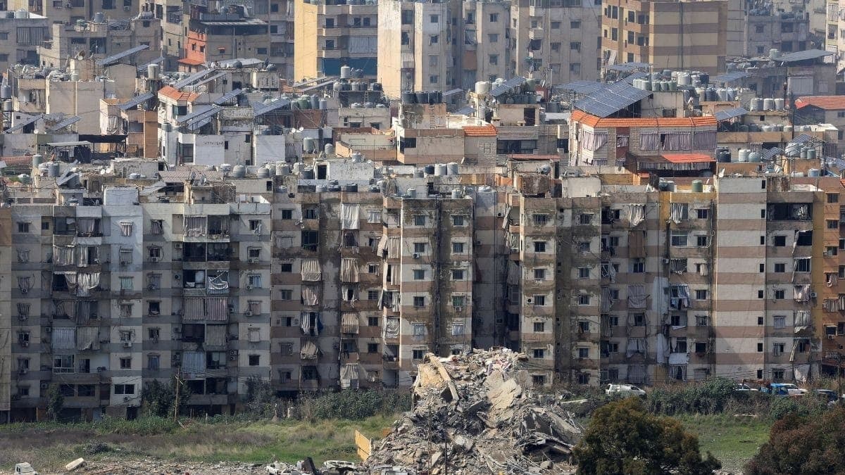 Prédios danificados após ataques em Beirute, no Líbano