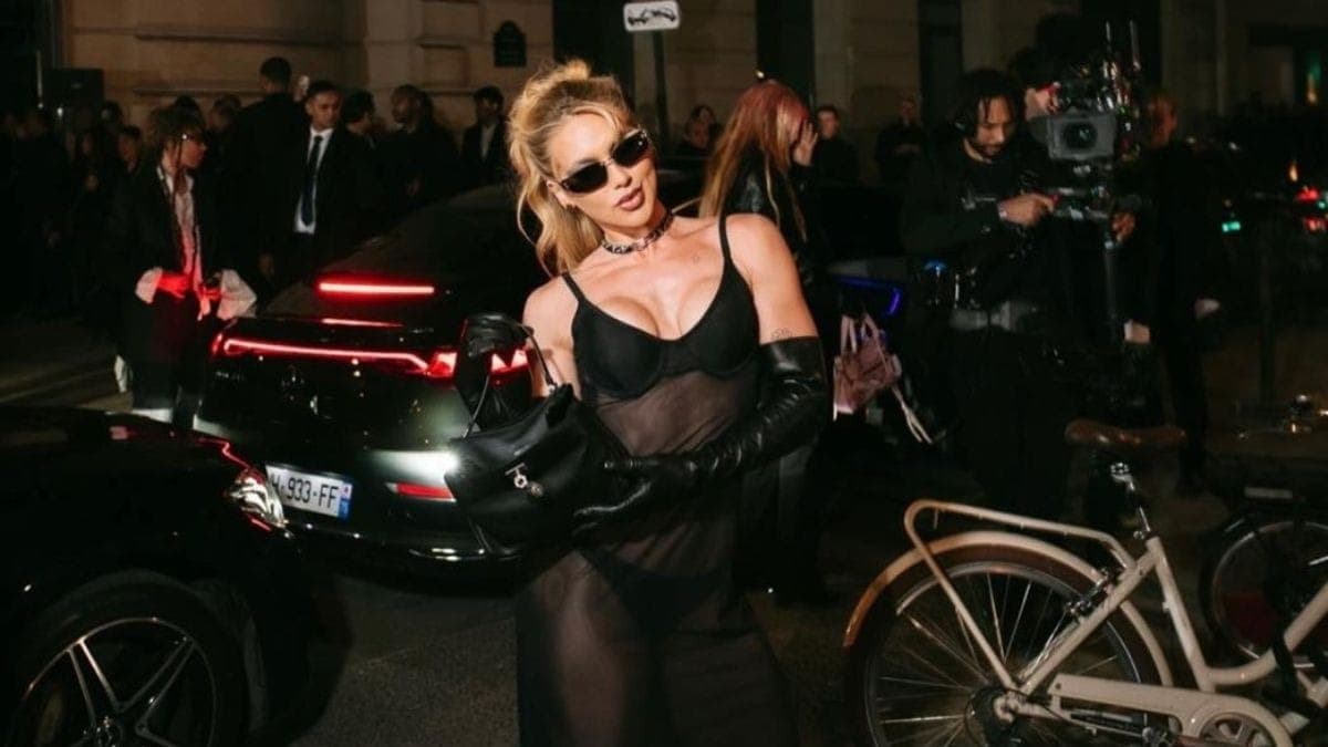 Virginia usa look all black e transparente na Semana de Moda de Paris