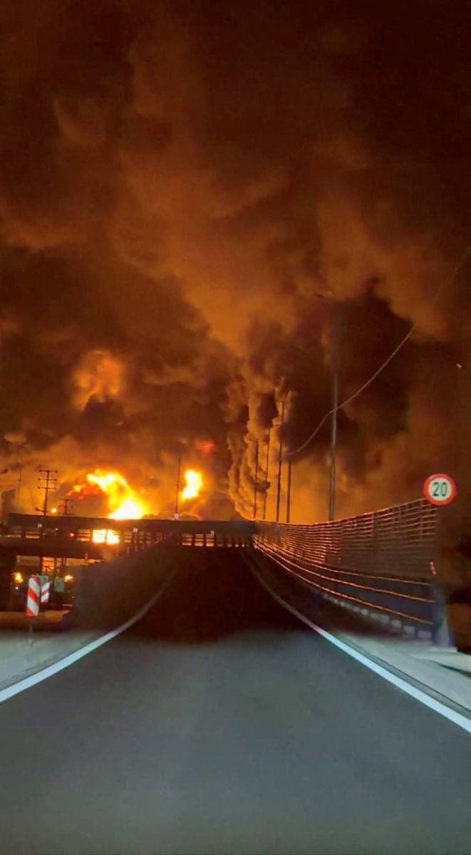 Incêndio consome o depósito de petróleo de Aqdasieh em Teerã após ataque israelense, em meio a tensões com os EUA