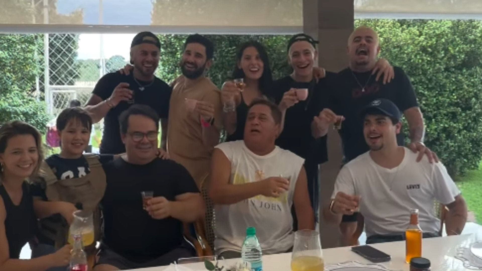 Ana Castela com amigos e família de Leonardo