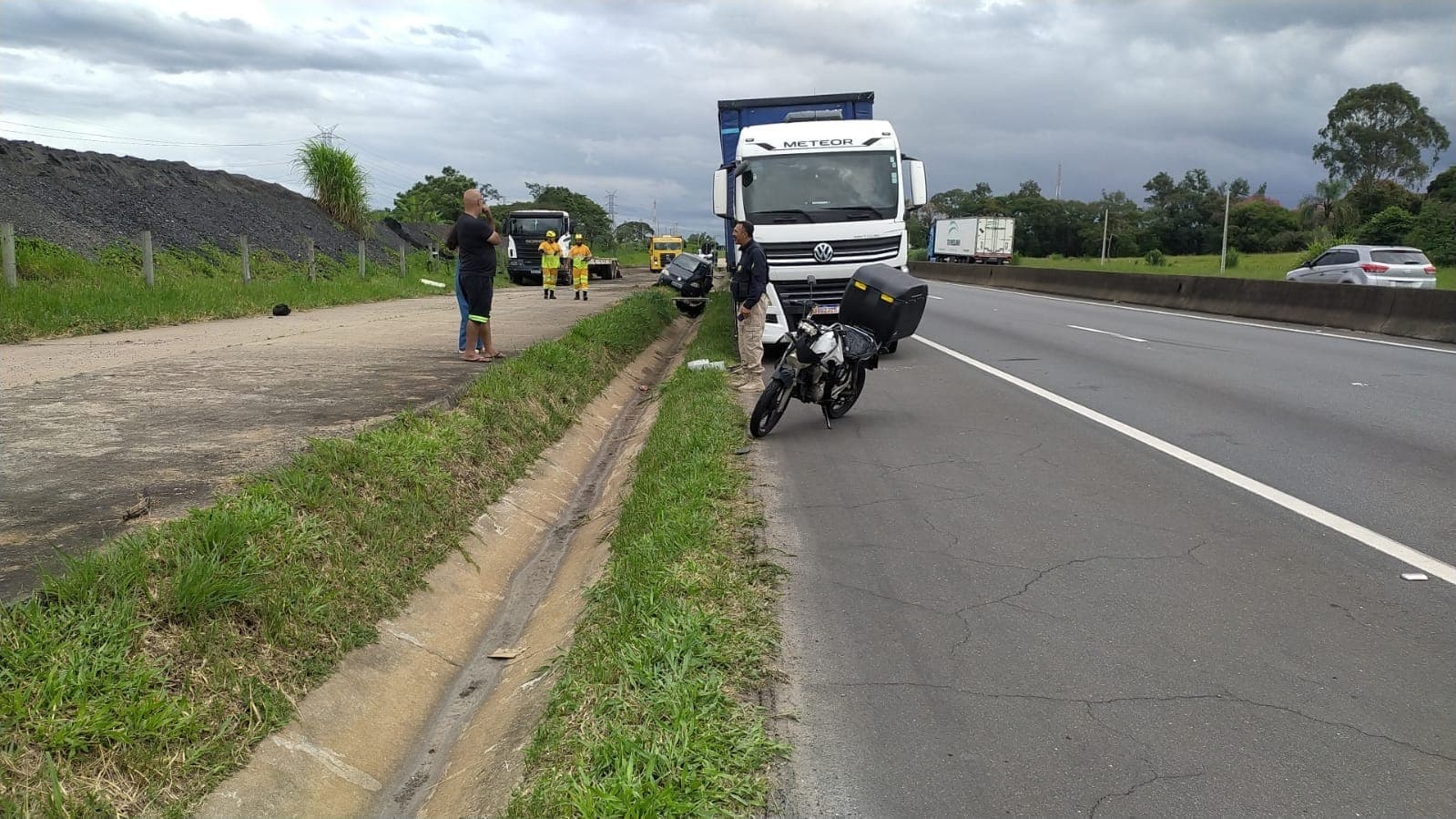 Carro sai da pista após colidir com caminhão na Dutra, em Roseira
