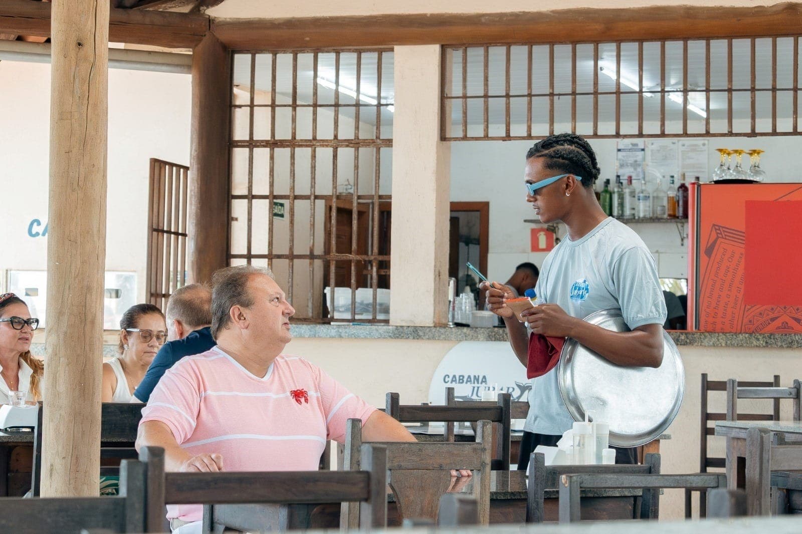 Chef conversa sobre o cardápio com o atendente Iarle.