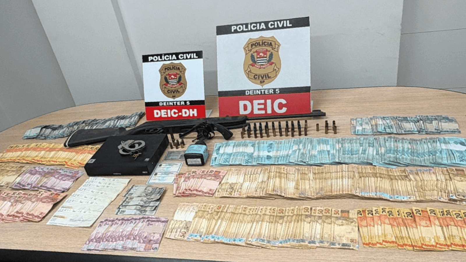 Durante a ação os policiais apreenderam R$ 58,5 mil em dinheiro