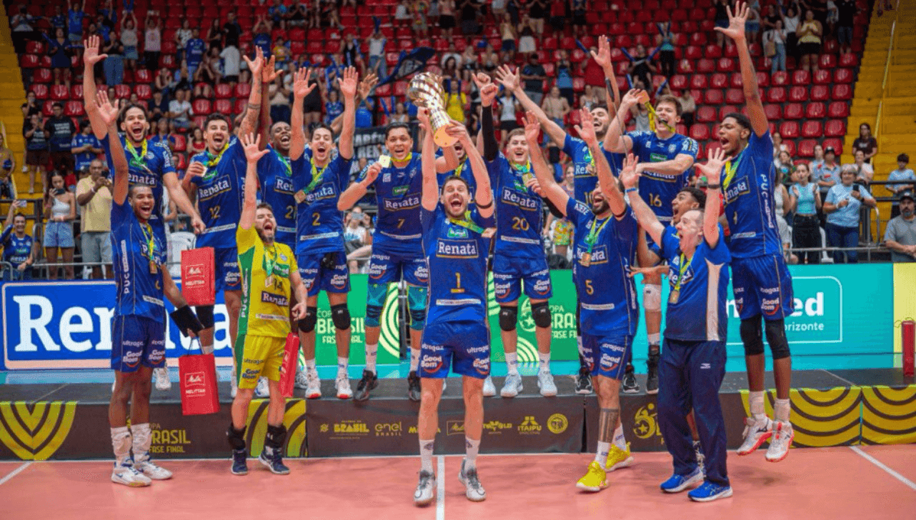 Equipe de Campinas erguendo o troféu no Ginásio Moringão, em Londrina