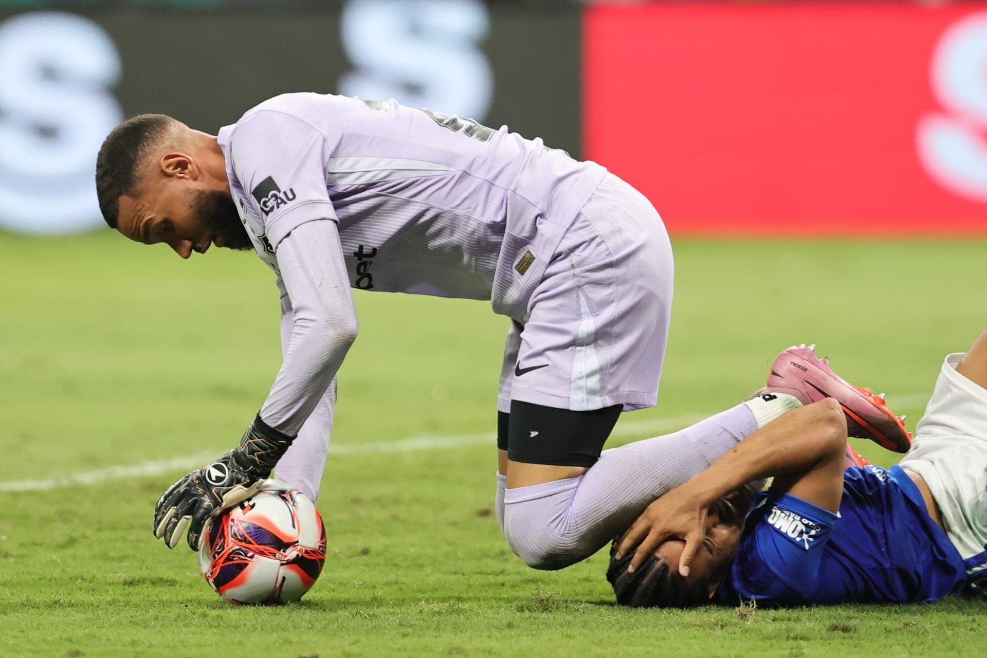 Everson e Christian em lance que iniciou briga generalizada na final do Mineiro