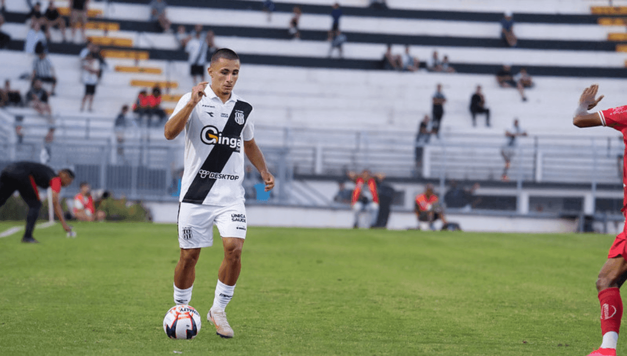 O lateral-direito acertou com o clube e retirou a ação judicial