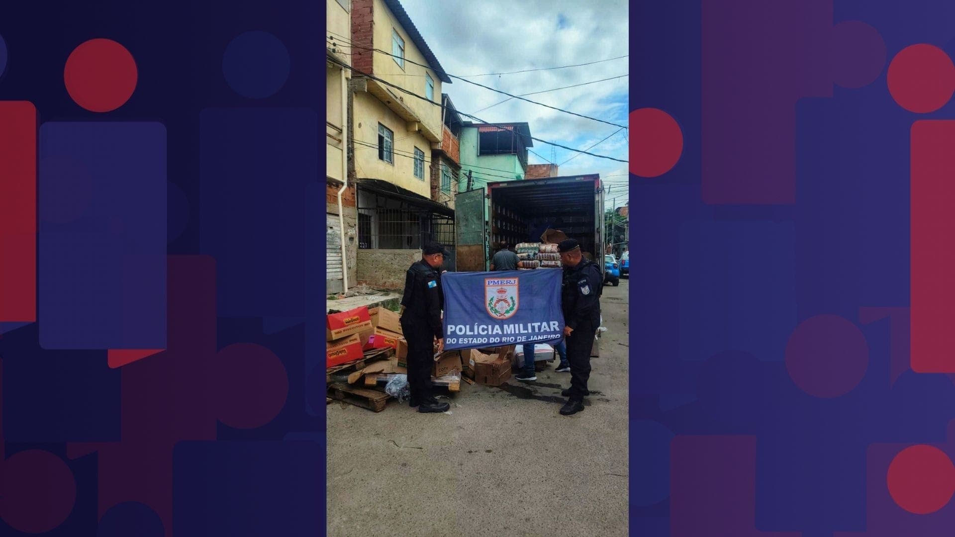 Uma carga de alimentos avaliada em cerca de R$38 mil é recuperada pela Polícia Militar na favela da Kelson's na Penha