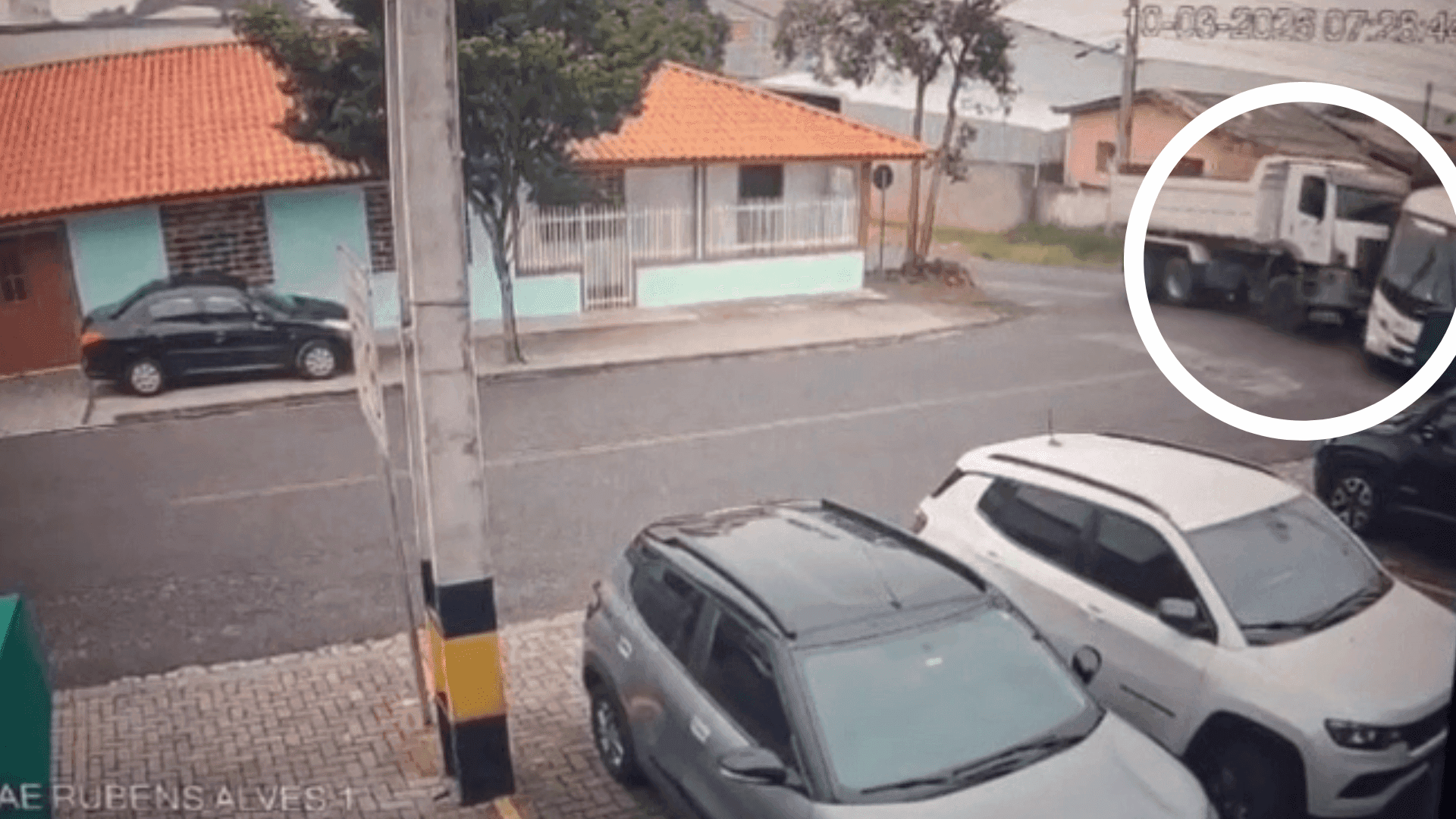 Acidente entre caminhão e ônibus em SJP