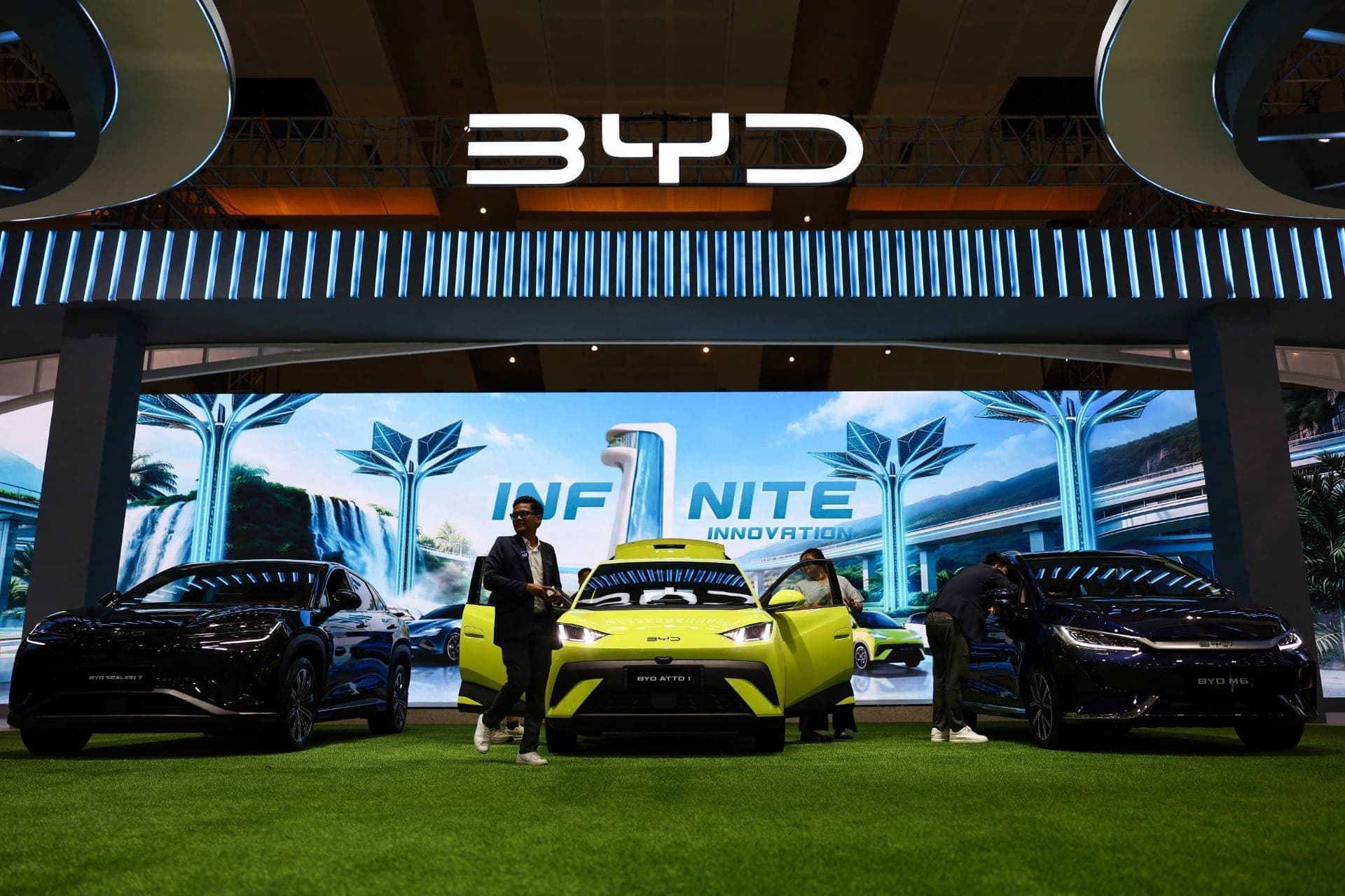 BYD durante estando no Salão Internacional do Automóvel da Indonésia de 2026