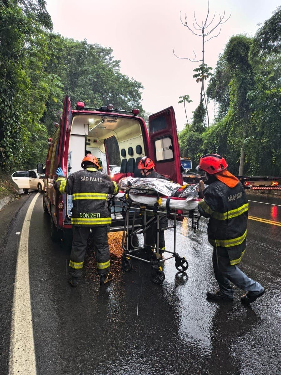 Caminhão tomba em curva da Rio-Santos e atinge veículo em Caraguatatuba