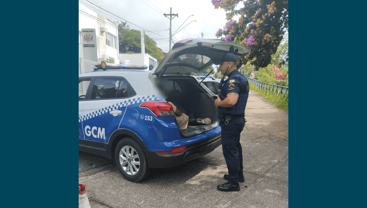 Homem foi detido após empurrar e agredir a companheira em via pública