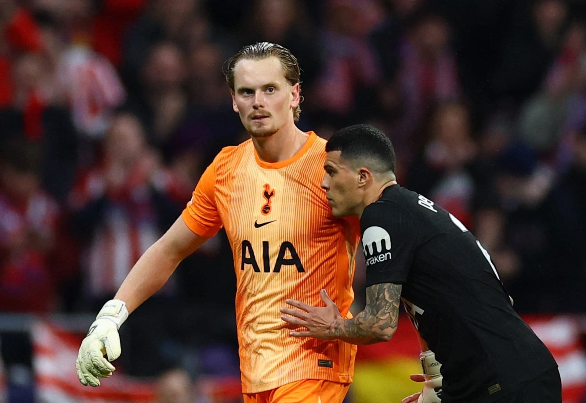 Kinsky é consolado por Pedro Porro ao ser substituído no Tottenham