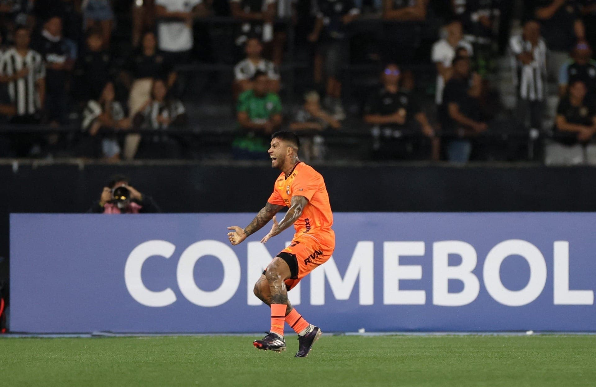 Milton Celiz, do Barcelona SC, comemora o primeiro gol contra o Botafogo
