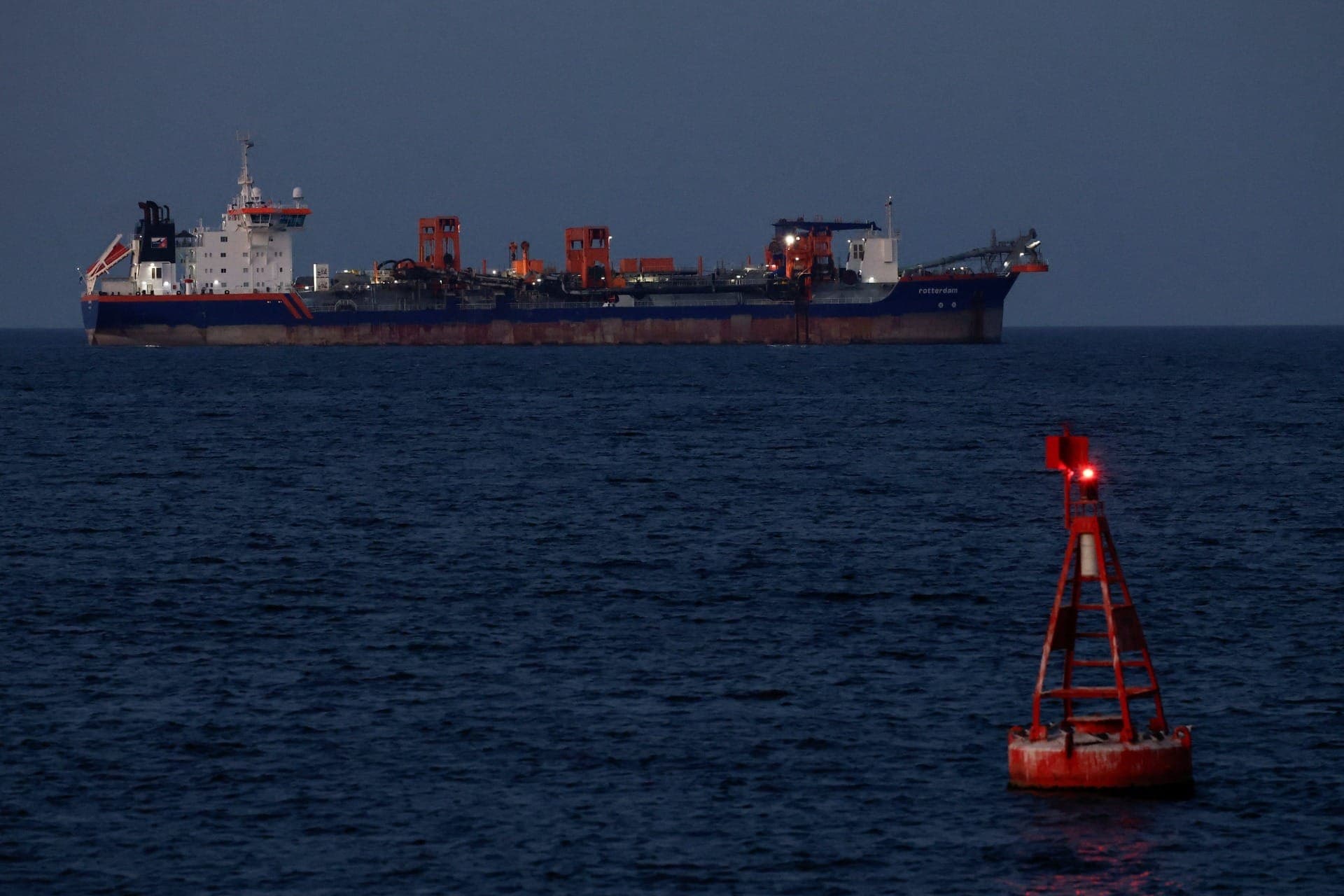 Navio ancorado em Mascate em meio a tensões no Estreito de Ormuz