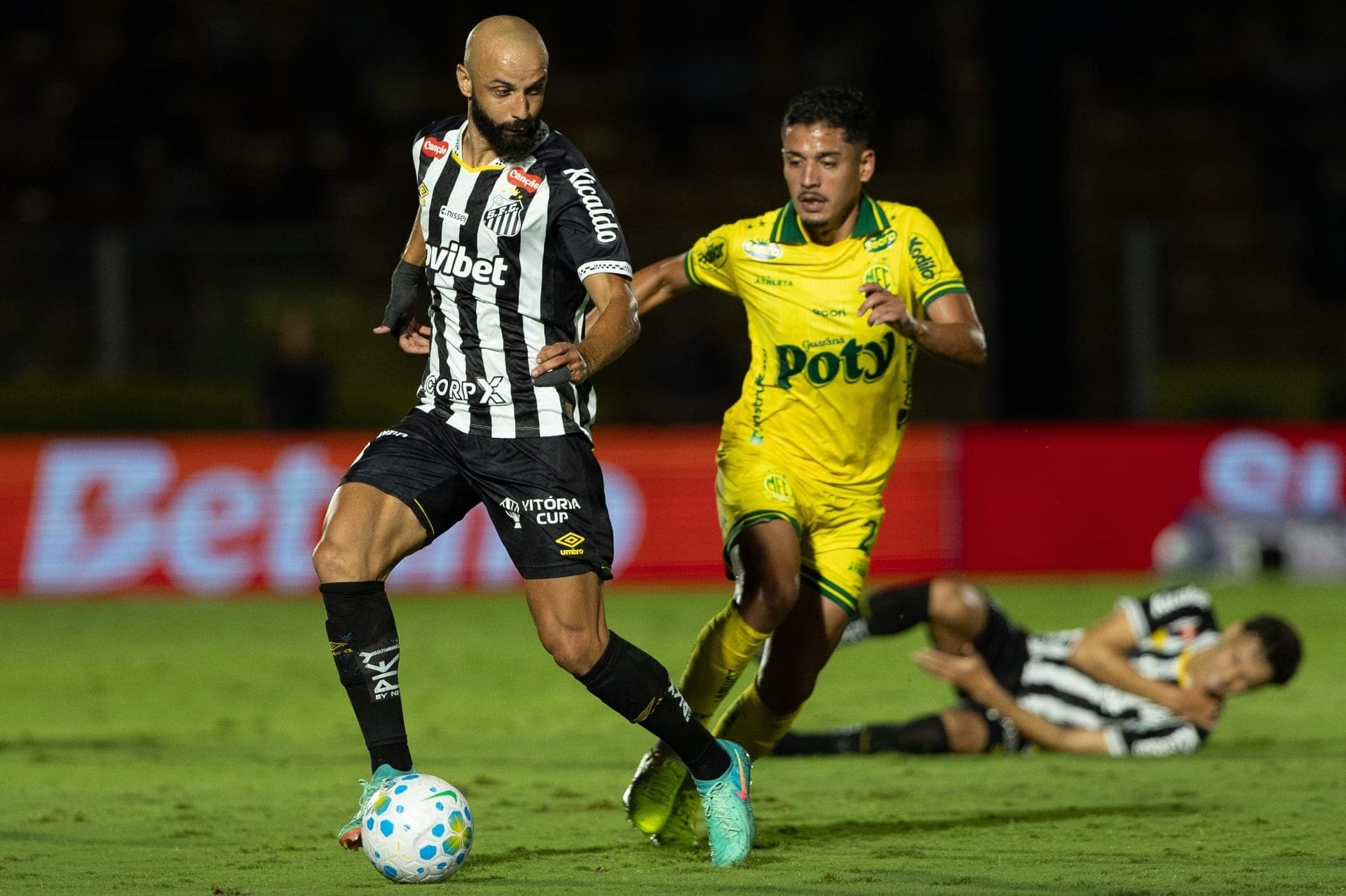 Thaciano, do Santos, em jogo contra o Mirassol pelo Campeonato Brasileiro