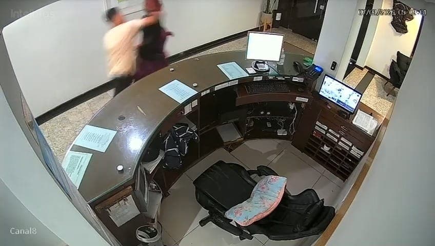 Vídeo registra perseguição e pedidos de socorro da funcionária; defesa afirma que caso tem elementos de tentativa de feminicídio.