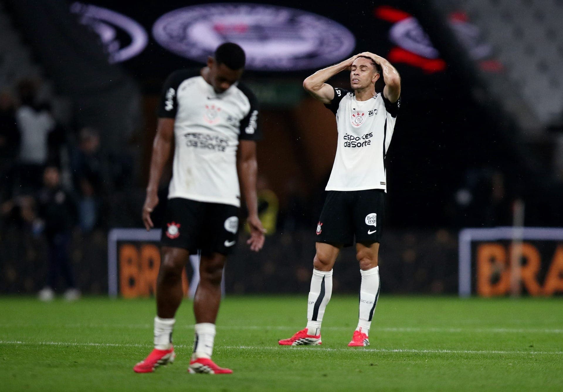 André e Gabriel Paulista, ao fundo, lamentam derrota do Corinthians para o Coritiba
