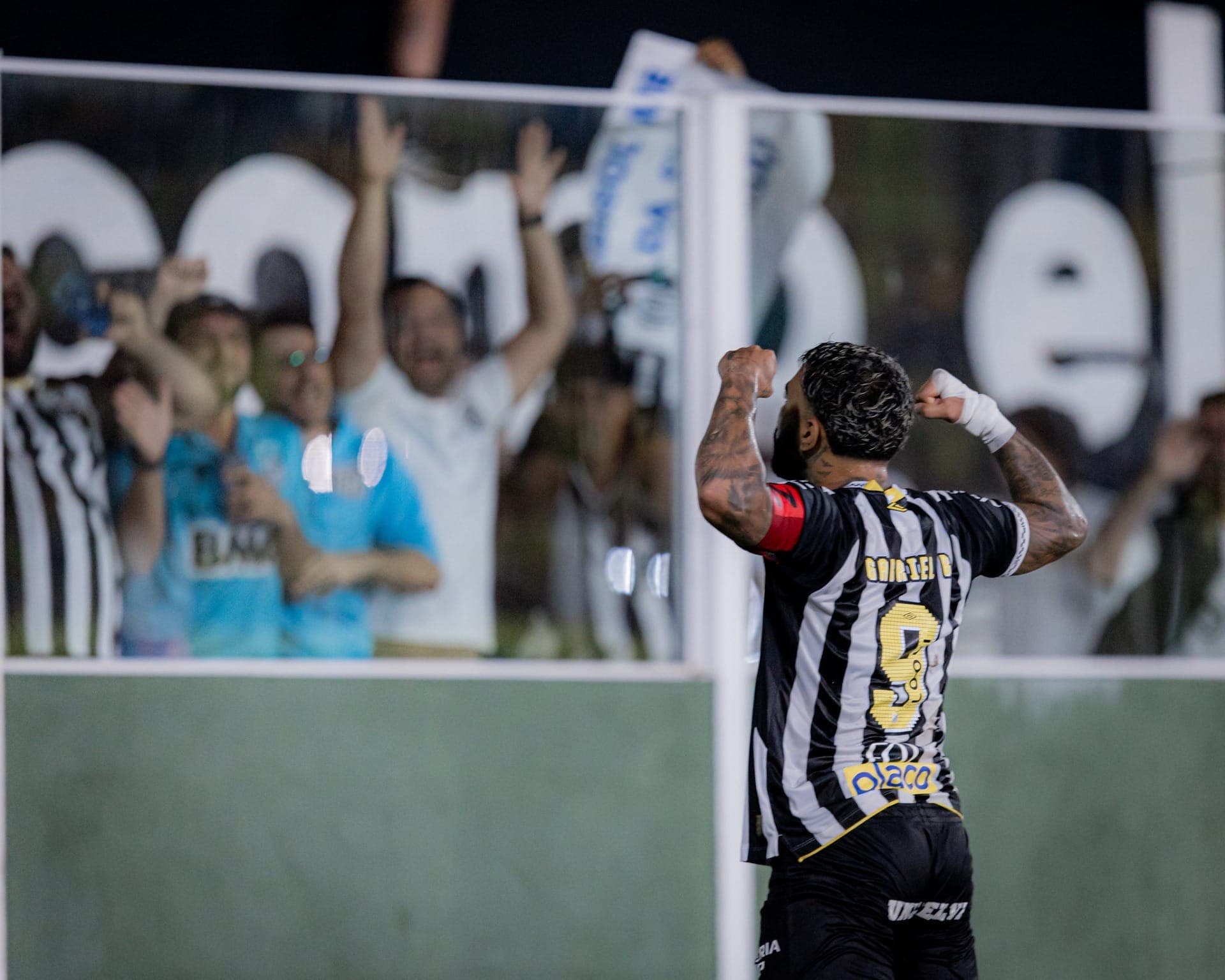 Gabigol comemora um dos dois gols contra o Mirassol, pelo Brasileirão