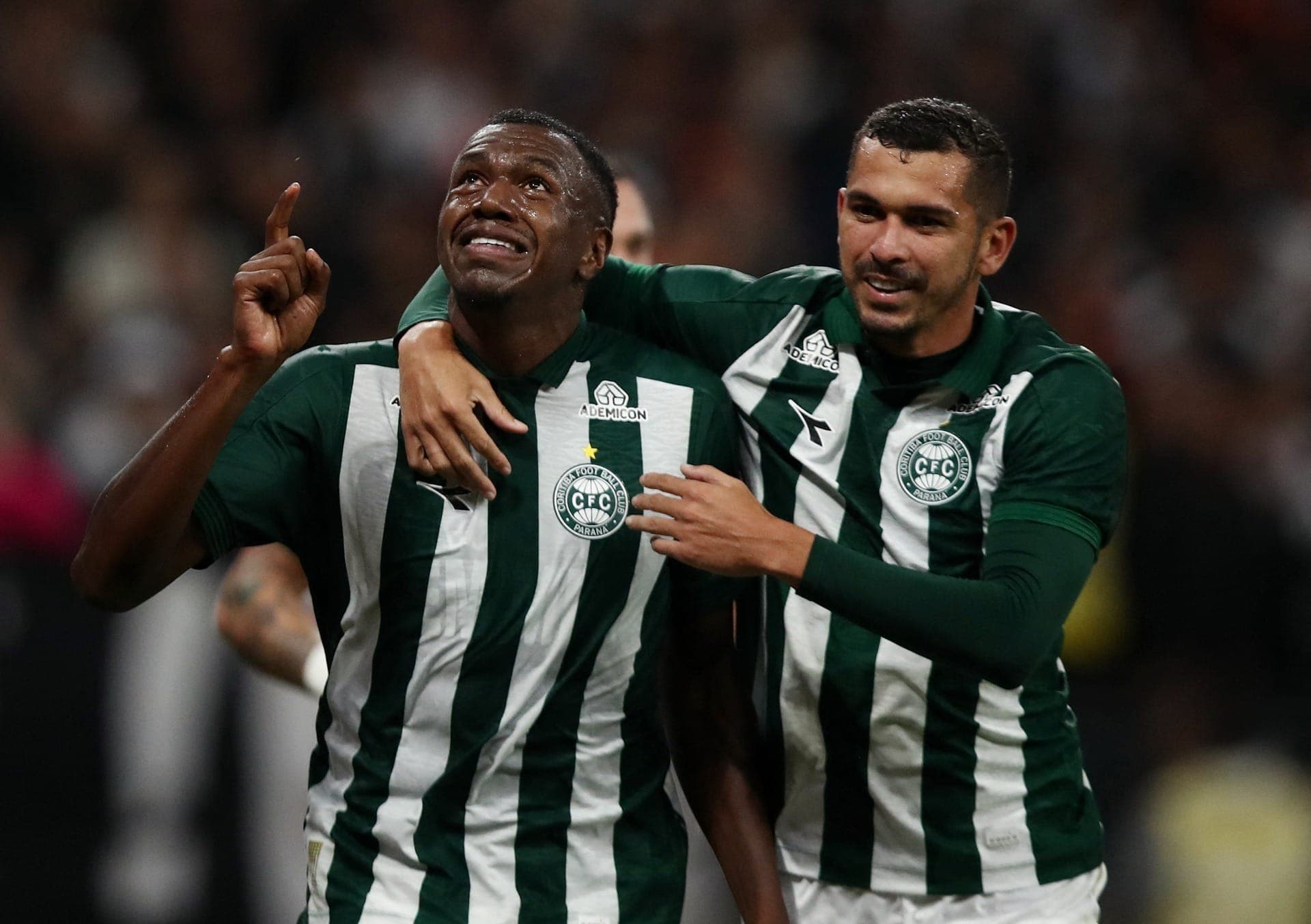 Jacy, do Coritiba, comemora o primeiro gol contra o Corinthians