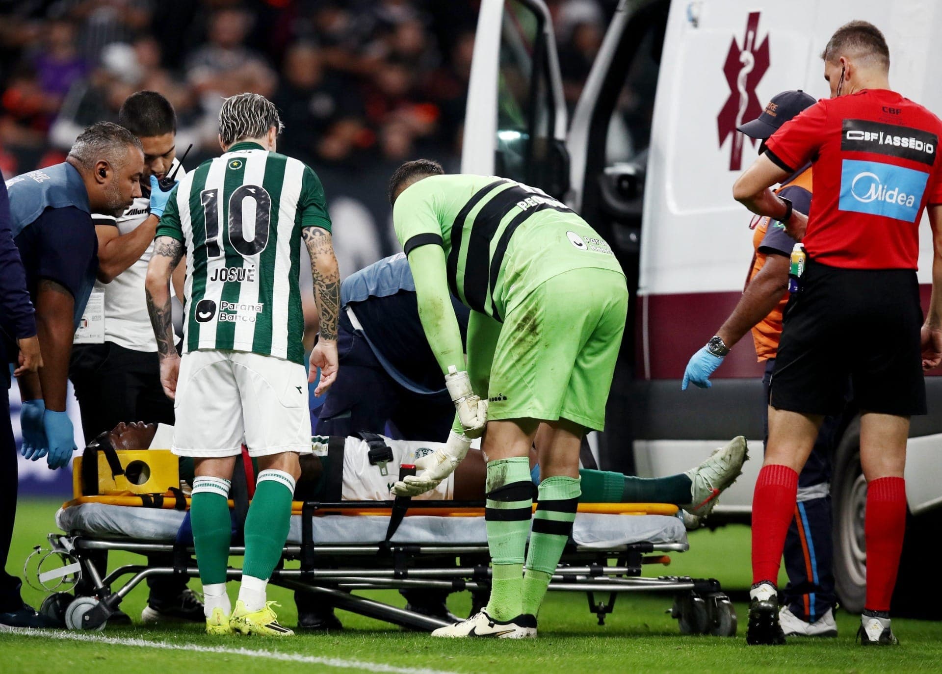 Jacy, do Coritiba, é retirado do campo de maca após sofrer uma concussão