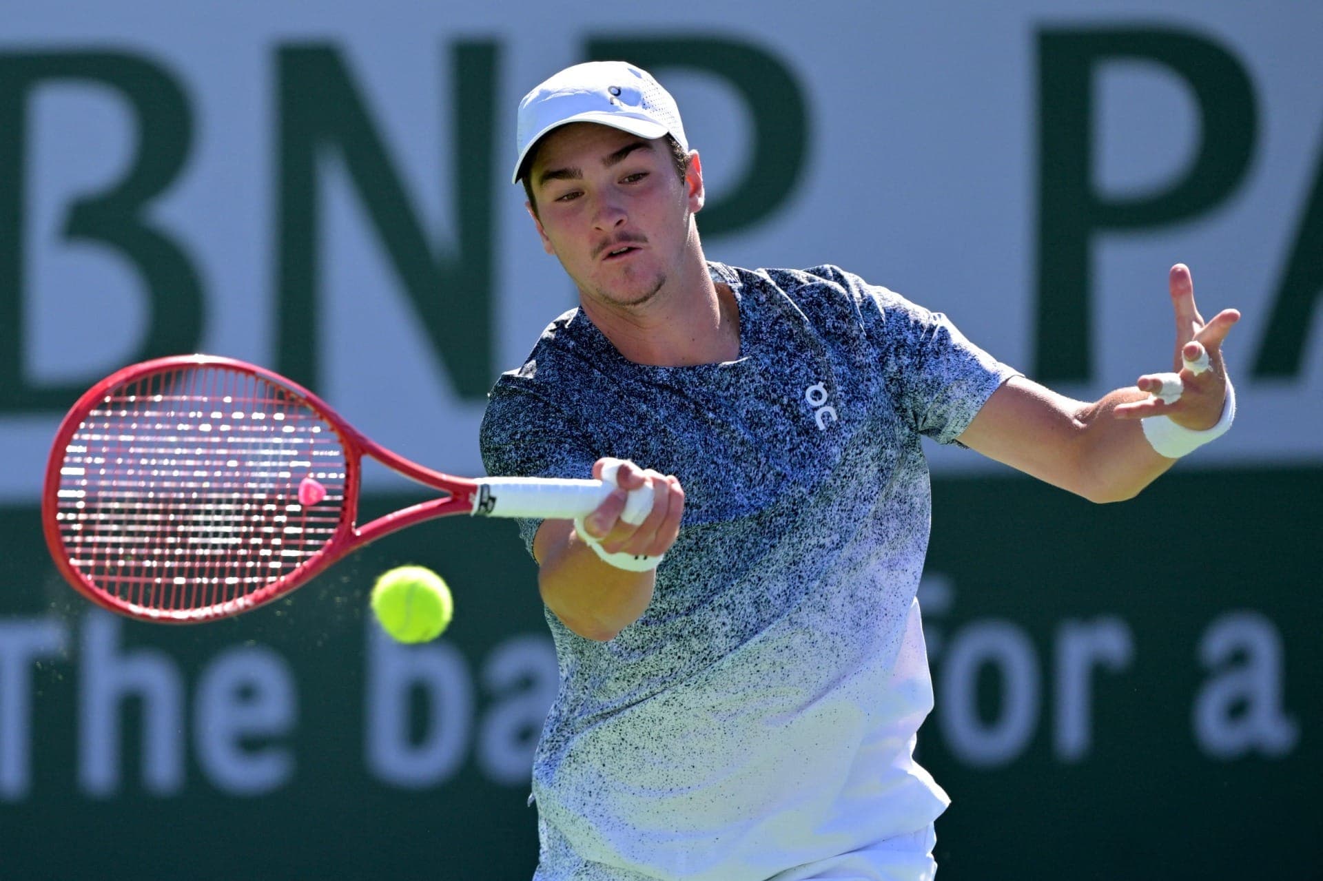 João Fonseca rebate uma bola durante sua partida no Indian Wells
