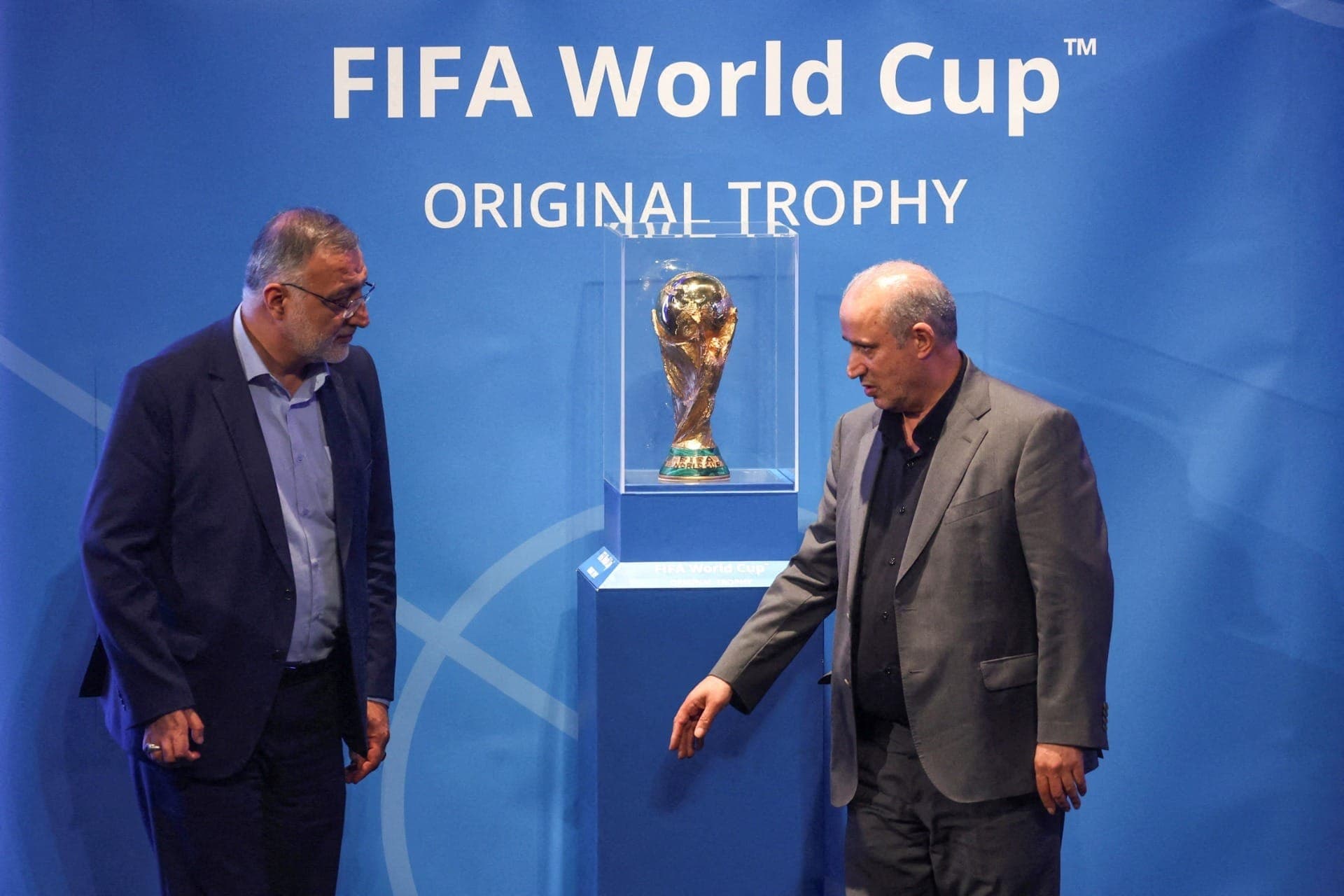 Mehdi Taj, presidente da Federação Iraniana de Futebol, com Alireza Zakani, prefeito de Teerã