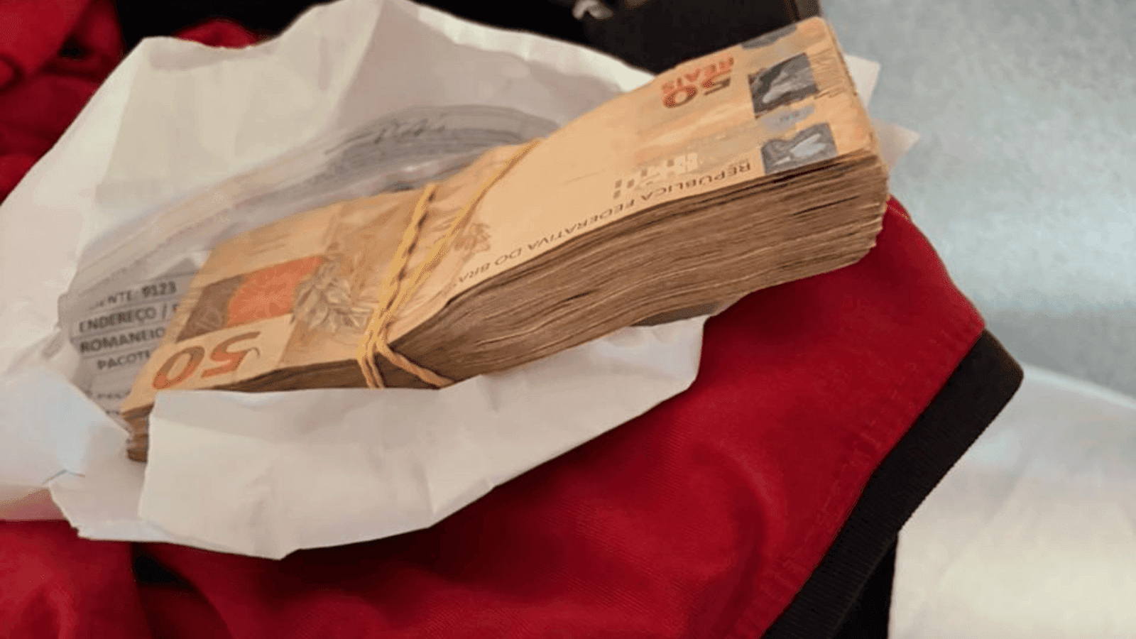 Os policiais recuperaram cera de R$ 5 mil em dinheiro