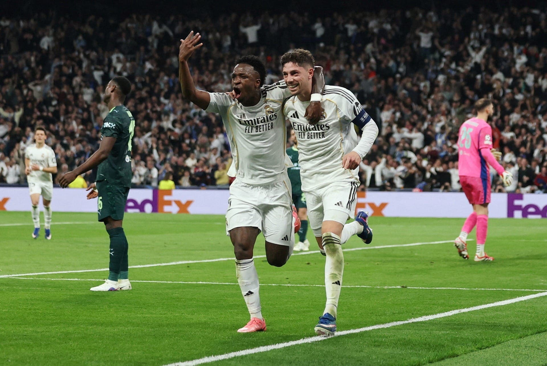 VIni Jr. e Valverde comemorando gol na vitória do Real Madrid