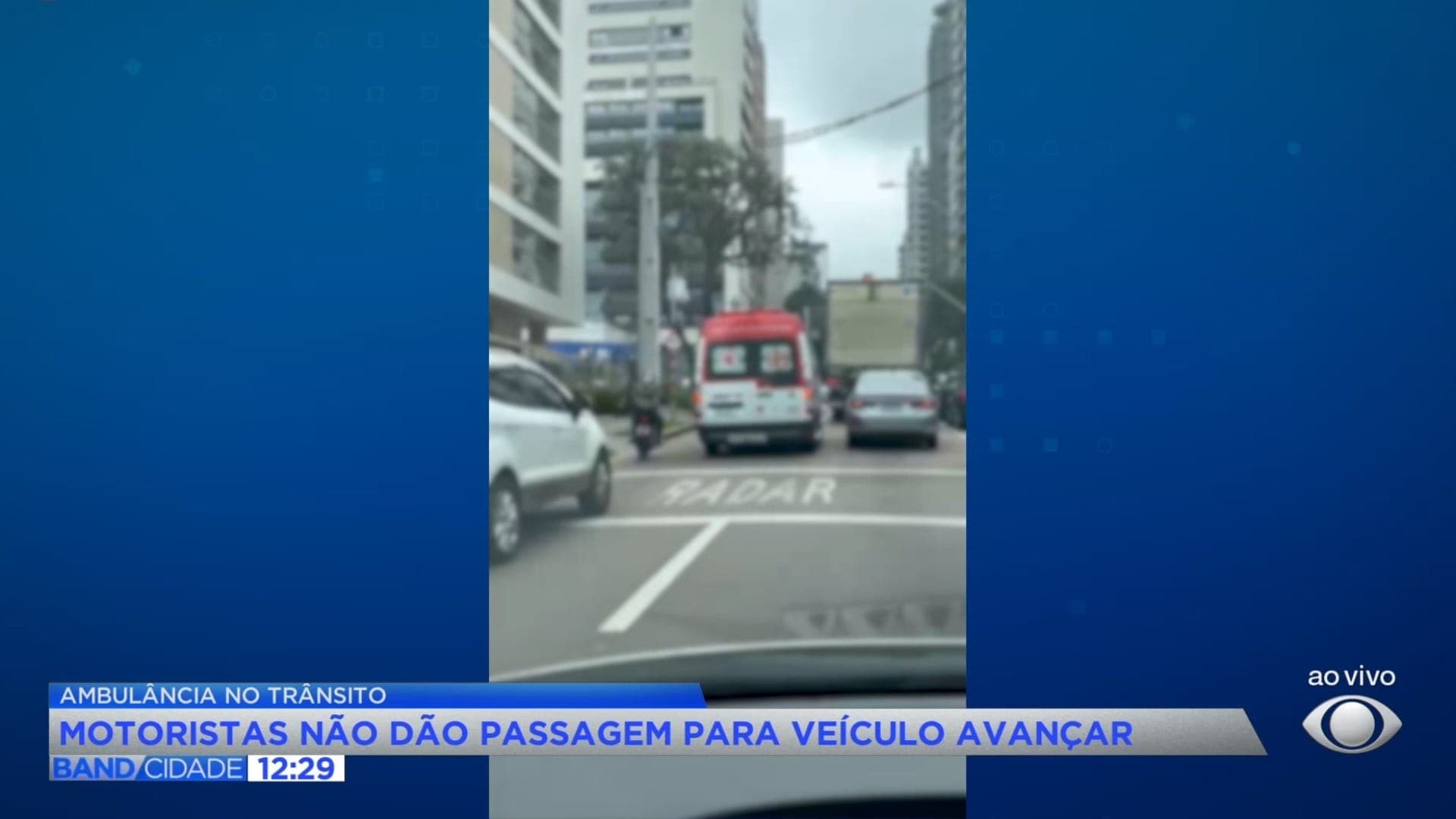 Ambulância fica presa em semáforo com radar e reacende debate em Curitiba