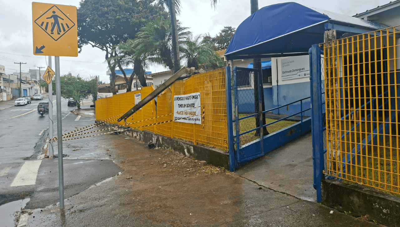 Carreta atingiu fiação e derrubou poste na unidade