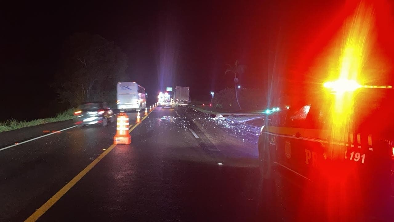Colisão traseira entre caminhões deixa uma vítima fatal na BR-153