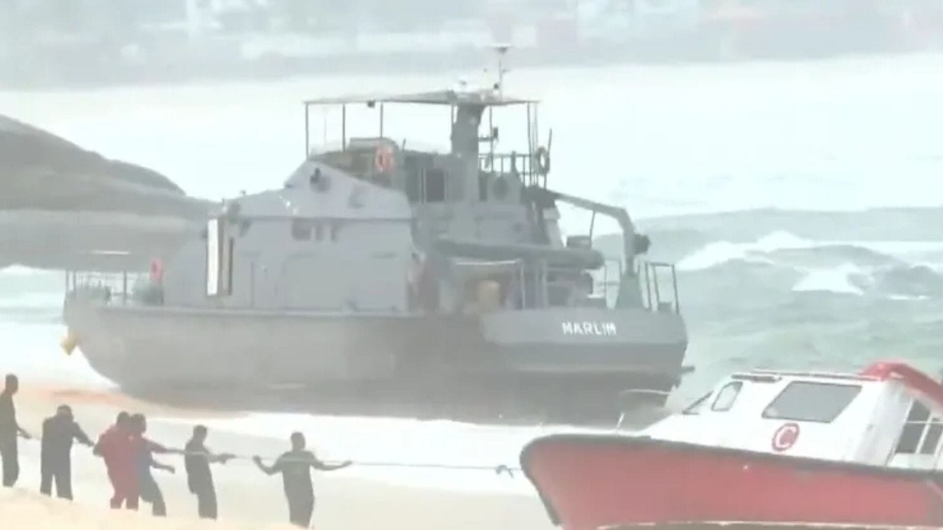 embarcações que encalharam na Praia da Macumba, permanecem íntegros