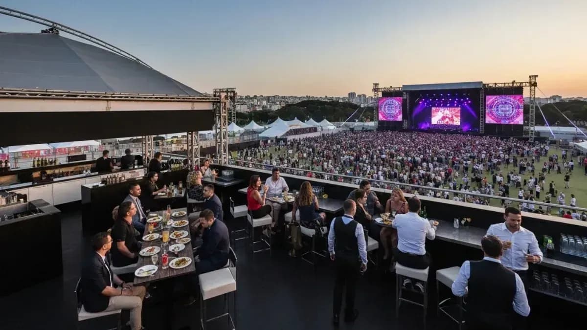 Experiências premium, com gastronomia, open bar e áreas reservadas, ganham espaço em festivais de música no Brasil.