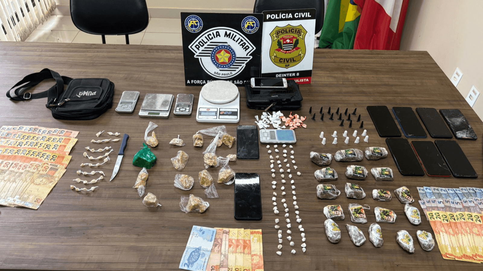 Foram apreendidas porções de maconha, cocaína e crack