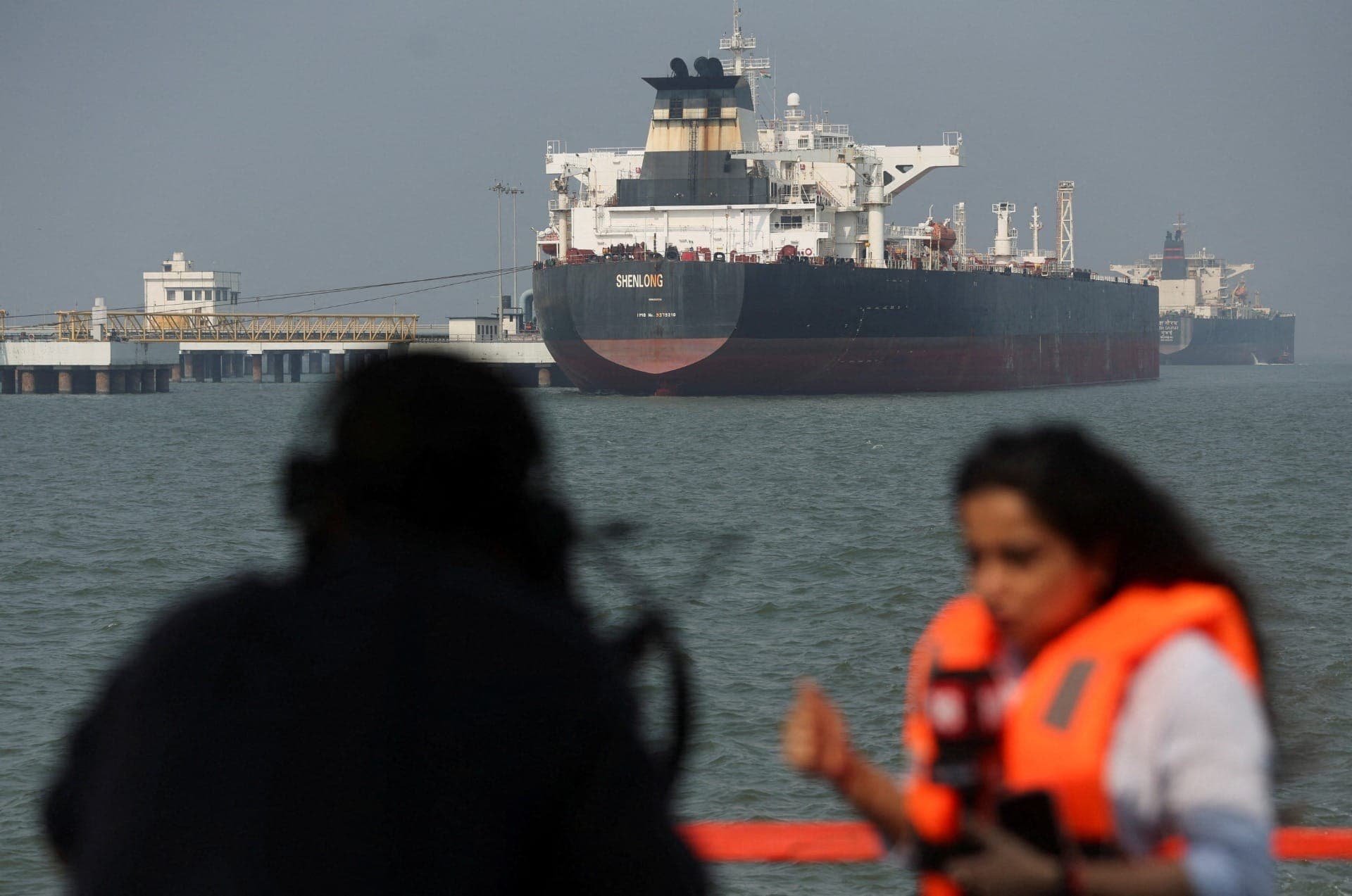 Petroleiro Shenlong Suezmax chegou à Índia após cruzar o Estreito de Hormuz