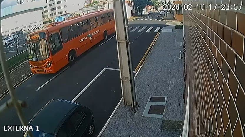 Vítima de 76 anos teve a mão presa na porta do veículo; inquérito aponta imperícia e negligência do condutor