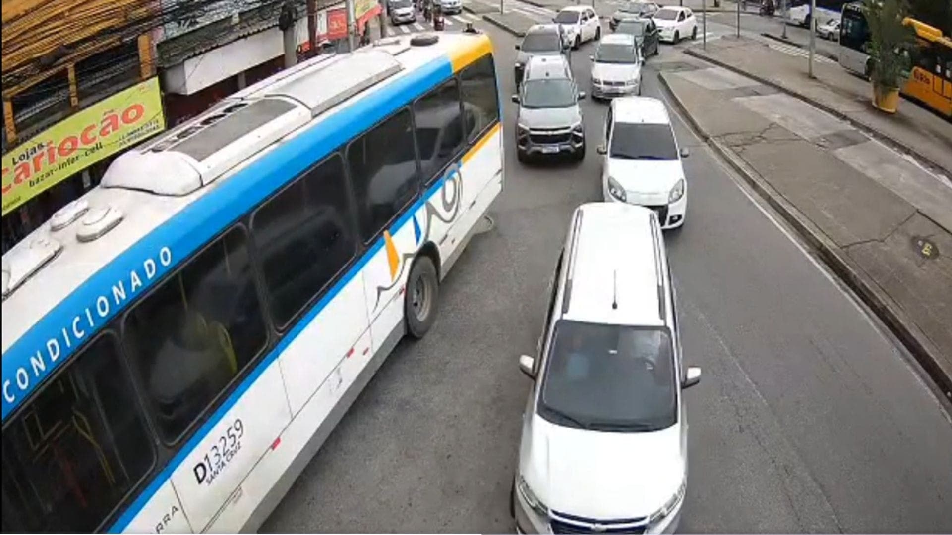 Criminosos roubaram as chaves de um ônibus e usaram o veículo como barricada na Avenida Geremário Dantas, no Tanque
