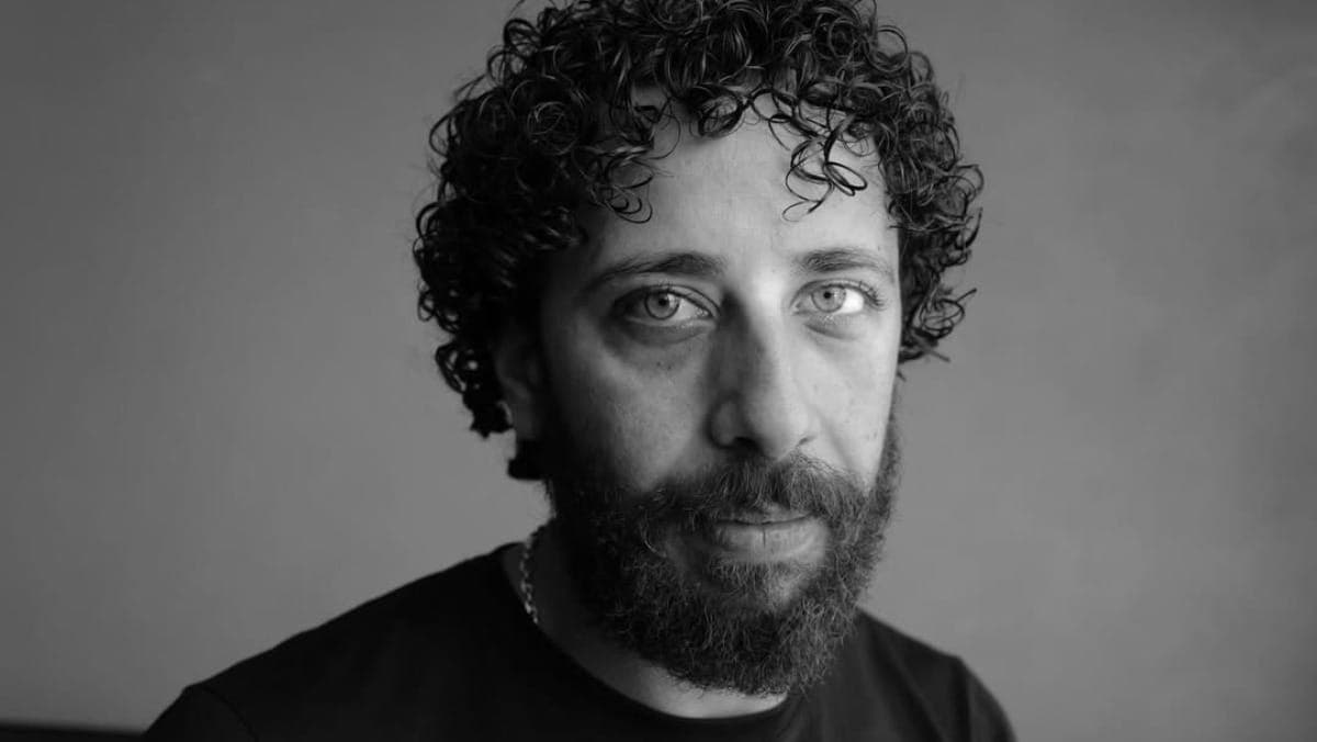Motaz Malhees interpreta Omar em "A Voz de Hind Rajab"