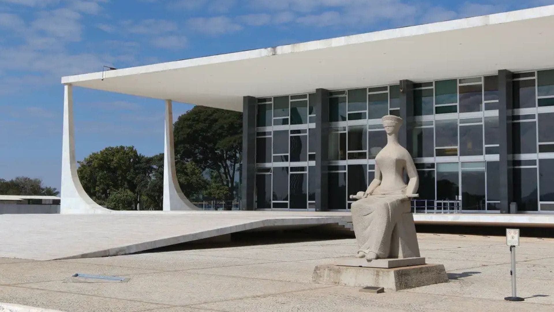PSD, partido do prefeito do Rio, Eduardo Paes, entrou com uma ação no Supremo Tribunal Federal contra trechos da lei que define as regras para uma possível eleição indireta ao Governo do Estado RJ