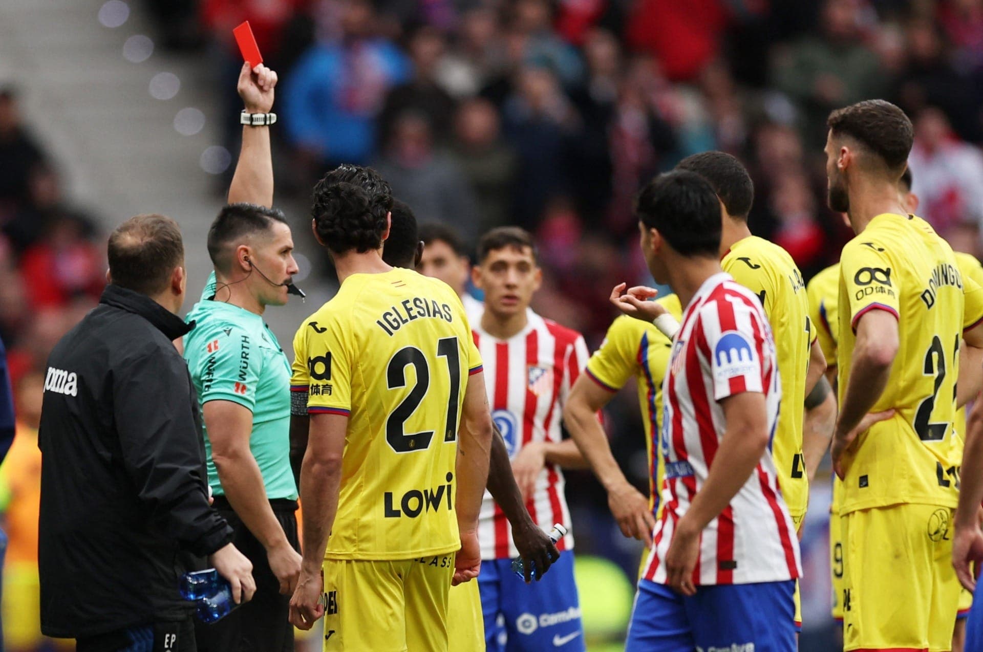 Abqar é expulso após apertar partes íntimas de rival